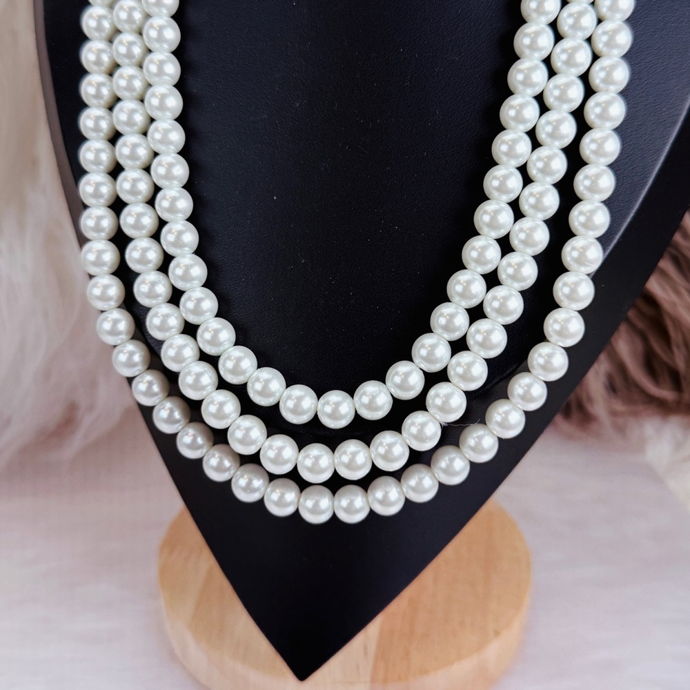 Vintage Elegant 3 strand Faux Pearl White Weighted Necklace - Picture 4 of 13